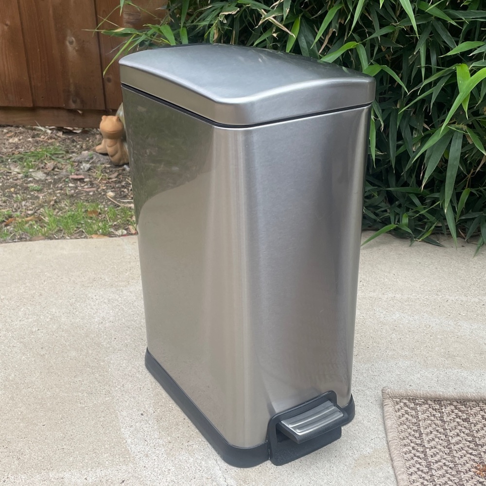 Trash Can - Picture 2 of 8